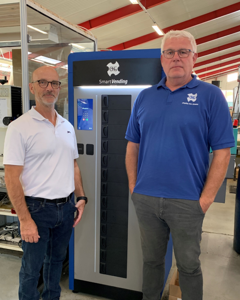 2 personer står foran ny RotoFlex Smart-vending maskine